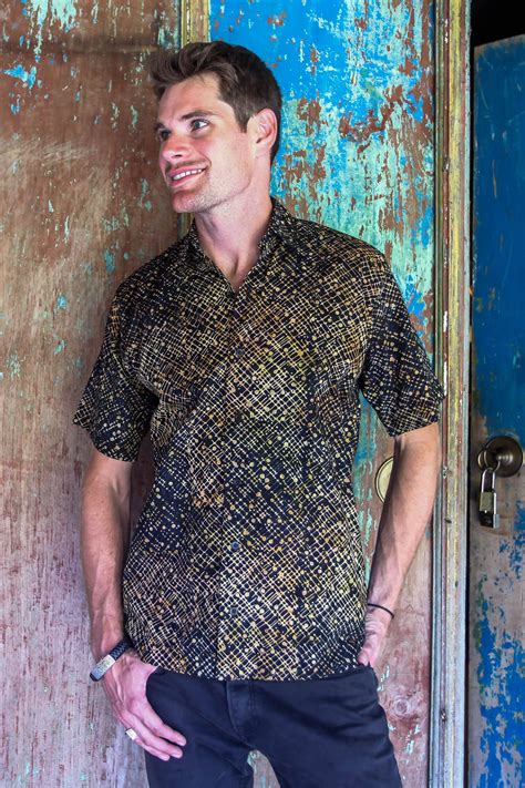 UNICEF Market  Hand Dyed Batik Short Sleeve Shirt for Men from Bali