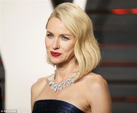 Naomi Watts Displays Natural Beauty On The 2016 Oscars Red Carpet