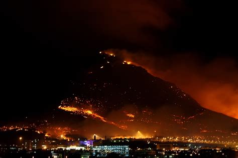 Please follow the safety guidelines when walking or hiking on the mountain, it has many. File:2009 Table Mountain fire.jpg - Wikimedia Commons