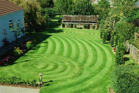 How To Mow A Stripy Lawn The English Garden