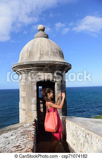 Una Mujer De Puerto Rico Tomando Fotos En El Viejo San Juan Una Mujer