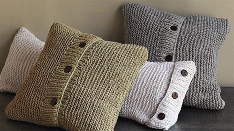 El crochet o ganchillo es una técnica que consiste en ir enredando lana o hilo para formar un tejido uniforme compuesto por puntos. Cómo hacer cojines de ganchillo paso a paso de forma fácil ...