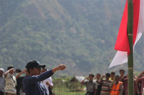 Pusat gempa dini hari tadi berdekatan dengan gempa merusak yang terjadi tahun 1896. Suasana Upacara Hari Kemerdekaan di Desa Terdampak Gempa ...