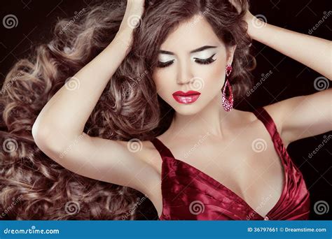 Schöner Brunette Mit Dem Langen Gewellten Haar Und Der Sexy Roten