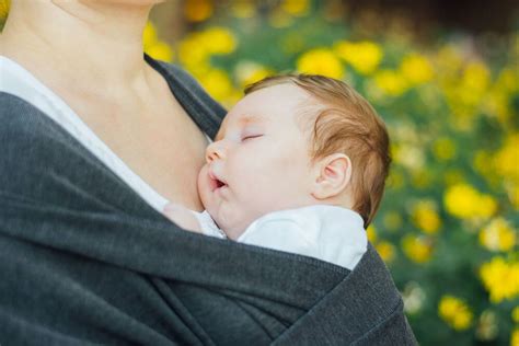 Siestas de contacto una forma gentil de ayudar a tu bebé a dormir