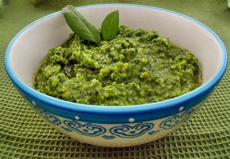 (tarif reçetesinin aslı fesleğen ile yapılandır.) pesto sos tarif