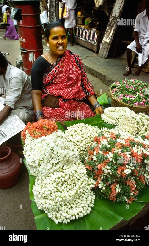 India Tamil Nadu Madurai Flowers Jasmine Garland Stall Stock Photo Alamy