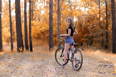 Beautiful Girl Sportswoman On A Bicycle Wallpapers And Images Wallpapers Pictures Photos