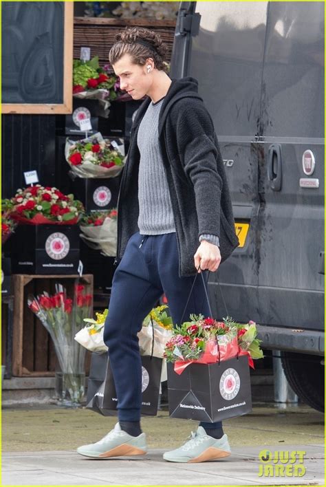 Shawn Mendes Buys Flowers And Ts On Valentines Day Photo 4437708