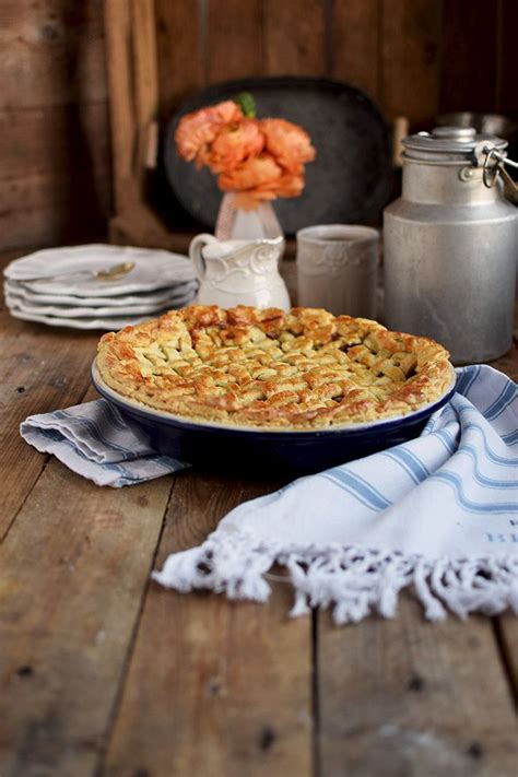 Apfelkuchen und sonntag gehören zusammen wie tischdecke und gutes geschirr, filterkaffee und blümchenkanne, braten und. Lattice Apple Pie - Apfelkuchen mit knuspriger Gitter ...
