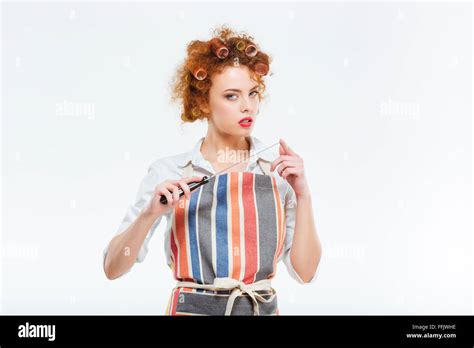 Junge Hausfrau Mit Scharfen Messer Isoliert Auf Weißem Hintergrund Stockfotografie Alamy