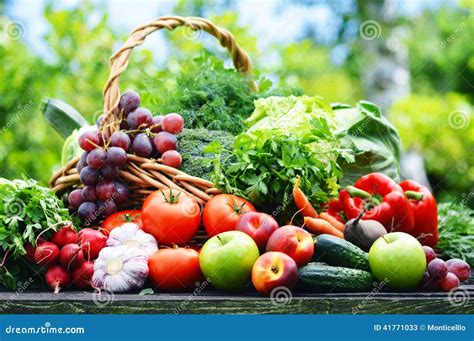 Verdure Organiche Fresche In Canestro Di Vimini Nel Giardino Immagine