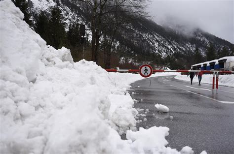 150 Evacuated In Italy After Avalanche Snow Blankets Alps The Answer