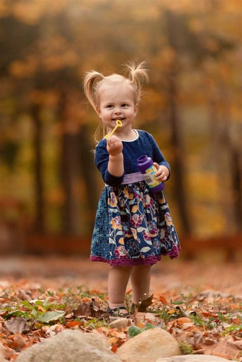 4 Tips For Taking Amazing Fall Pictures Of Your Kids