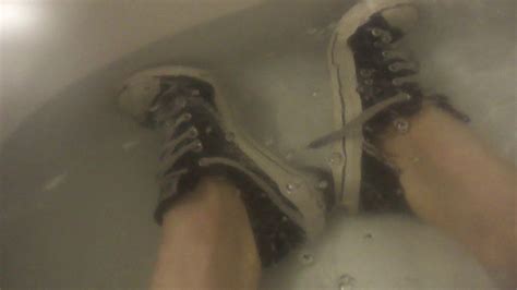 Sockless Wet Wetlook Shoeplay Loose Converse Black Bathtub No Socks Youtube