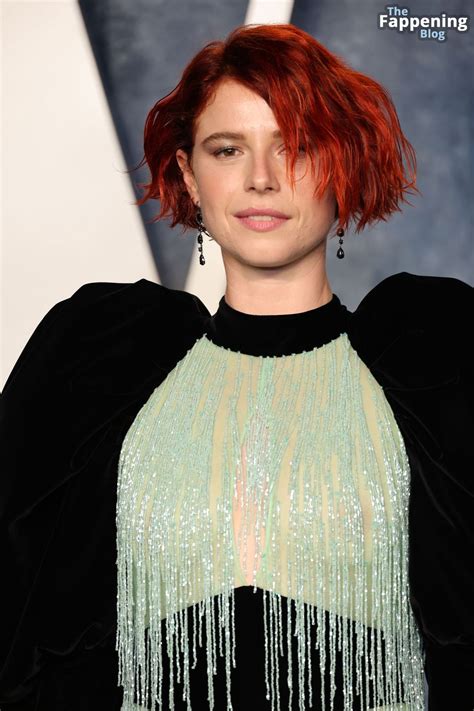 Jessie Buckley Flaunts Her Nude Tits At The Vanity Fair Oscar