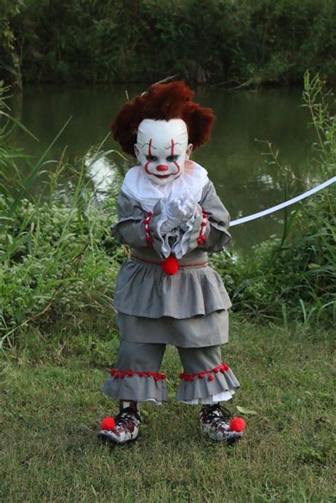Sa 4 Year Olds Pennywise Costume Is Winning Hearts Contests Scary