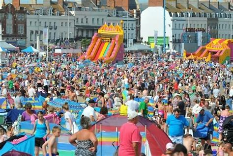 Bank holidays are holidays when banks and many other businesses are closed for the day. Early May Bank Holiday in the UK | Cultura Británica Amino