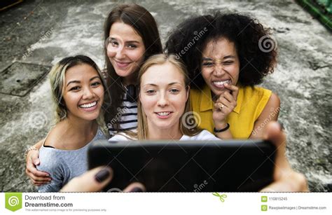 Jeunes Amis De Femelle Adulte Prenant Un Selfie De Groupe Image Stock Image Du Diversité