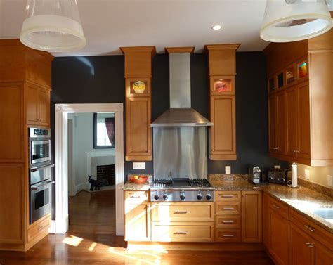 Modern kitchen with dark stain shaker cabinets. black walls | Honey oak cabinets, Oak cabinets, Paint for ...