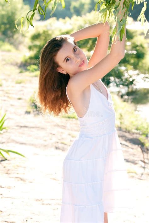 Schönes Mädchen Stockfoto Bild Von Sommer Grün Kleid 25560574