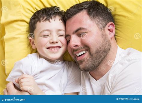 père et fils dans le lit temps heureux photo stock image du down couples 99099744