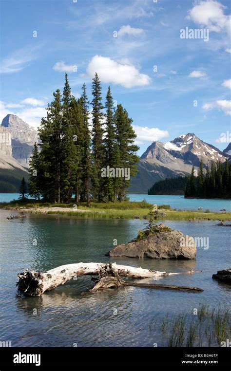 Spirit Island On Maligne Lake Stock Photo Alamy