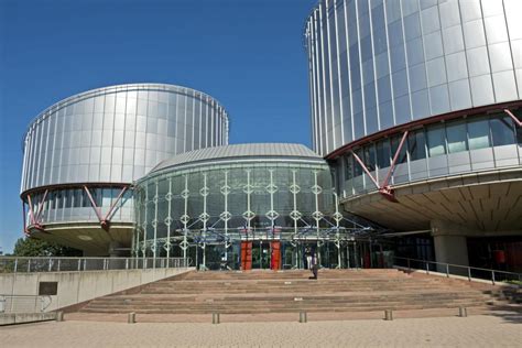 So fing auch in frankreich mit dem kopftuchverbot im jahr 2004 eine schier endlose debatte über muslimische symbole an: Kopftuchverbot in Frankreich durch EGMR-Urteil bestätigt ...
