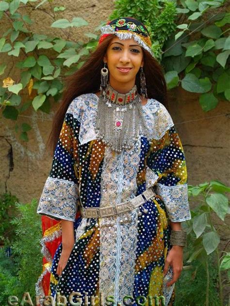 Yemeni Girl In Local Dress Traditional Outfits Traditional Dresses Costumes Around The World