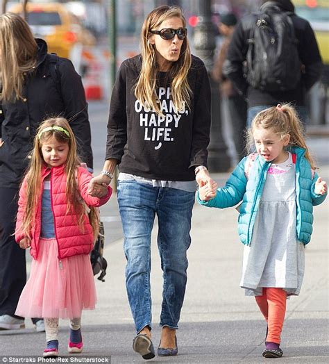Sarah Jessica Parkers Twin Daughters Burst Into Giggles On Nyc Stroll