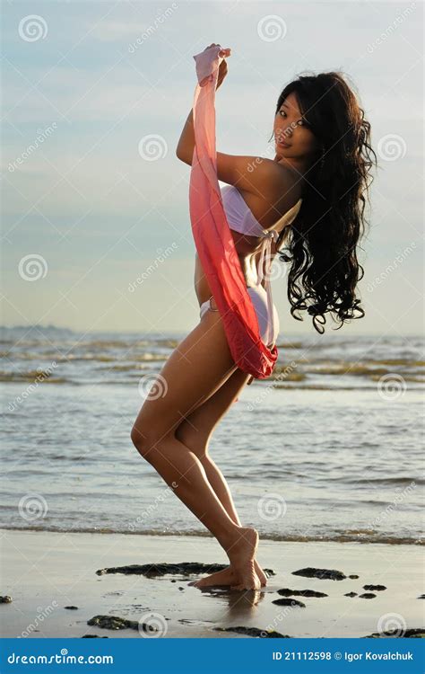 Aziatische Vrouw In Witte Bikini Stock Foto Image Of Alleen Stellen