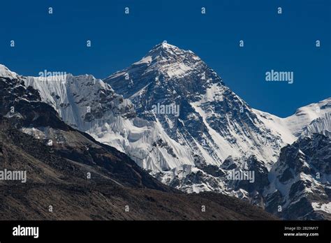 The Summit Of Mount Everest Hi Res Stock Photography And Images Alamy