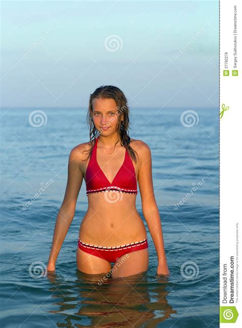Het Meisje Van De Tiener In Het Overzees Stock Foto Image Of
