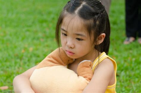Depresyonda Asyalı Çinli çocuk Küçük Bir Kız Onu Mutsuz F Gösterilen — Stok Foto © Yuliang11
