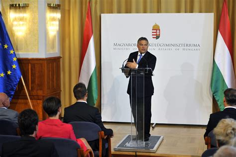 Bayer zsolt író, publicista 11 év után tért vissza a hír tv stúdiójába. Orbán: Kirúgták a hónunk alól a mankót