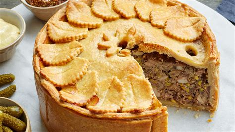 Put the pork mince, sausage meat and chopped bacon into a mixing bowl and mix together well. Meat Pie with Hot-Water Crust