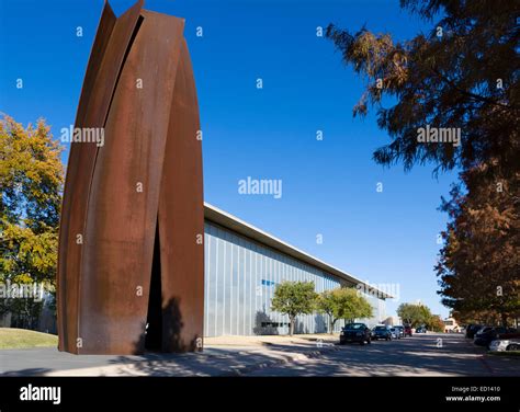 Modern Art Museum Of Fort Worth With Richard Serras Sculpture Stock