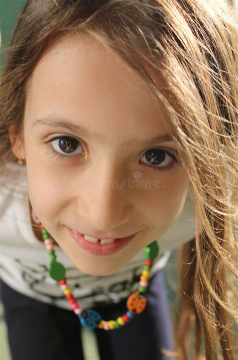 Niña Hermosa En Una Presentación Del Bikini Foto De Archivo Imagen De Retrato Mirada 98555058