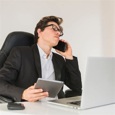 Hombre De Negocios Hablando Con Teléfono Celular Mientras Usa Tableta