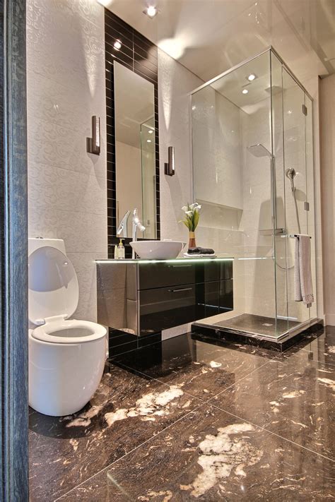 Encastré et facilement accessible, cet espace de partir de la couleur est une bonne idée pour trouver des idées déco. Salle de bain moderne • Armoires blanc • Richard & Levesque
