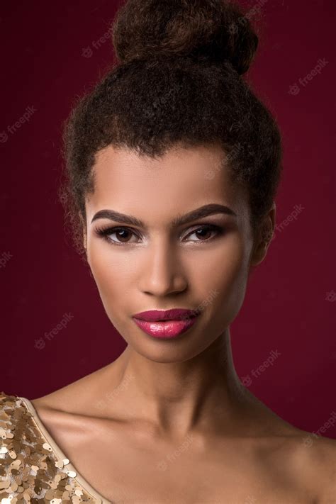 Jeune Femme Africaine De Mode Avec Le Maquillage Dans La Robe Sexy D Or Photo Premium