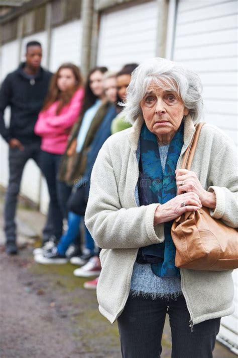 Ongelukkige Tiener Die Over Door Edelen Worden Gesproken Stock Foto