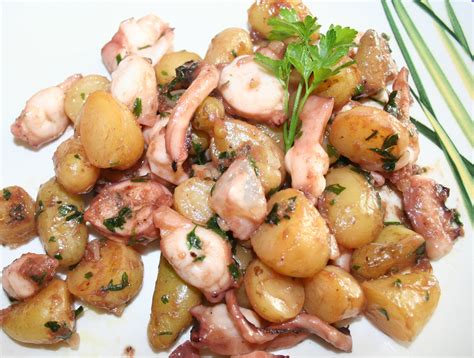 Tentacules de poulpe et rattes nouvelles sautées à lail
