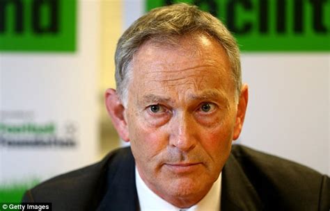 Premier League Chief Richard Scudamore Escapes Sack Over Sexist Emails Daily Mail Online