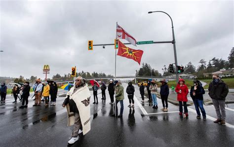 Indigenous Leaders Gather On Pat Bay Highway In Support Of Mikmaq