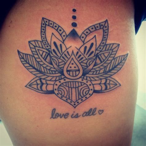 The lovable lotus flower tattoo takes its place on the rib cage. Tatueringar: 35 Attractive Lotus Flower Tattoo Designs