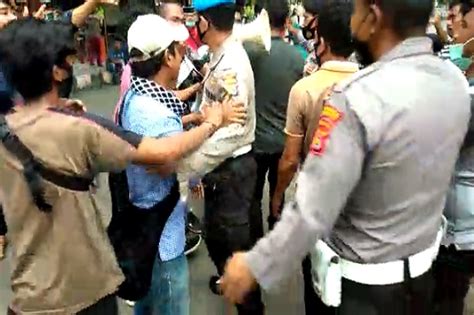 Tuntut Oknum Polisi Ditahan Demo Kasus Video Mesum Di Rsud Dompu Ricuh