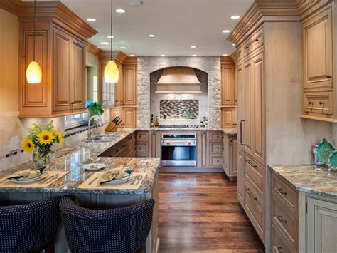 Amazing gallery of interior design and decorating ideas of small kitchen peninsula in dining rooms, kitchens by elite interior designers. Kitchen Peninsula Ideas | HGTV