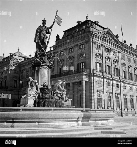 Residence Fountain Black And White Stock Photos And Images Alamy