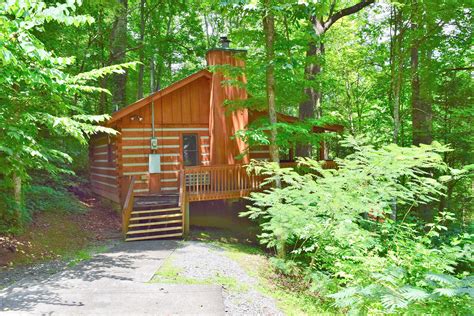 Tucked in the mountains and surrounded by wooded views, this pet friendly property offers a peaceful getaway for family and friends. Honeymoon Sweet: 1 Bedroom With Pool (134826) | FR